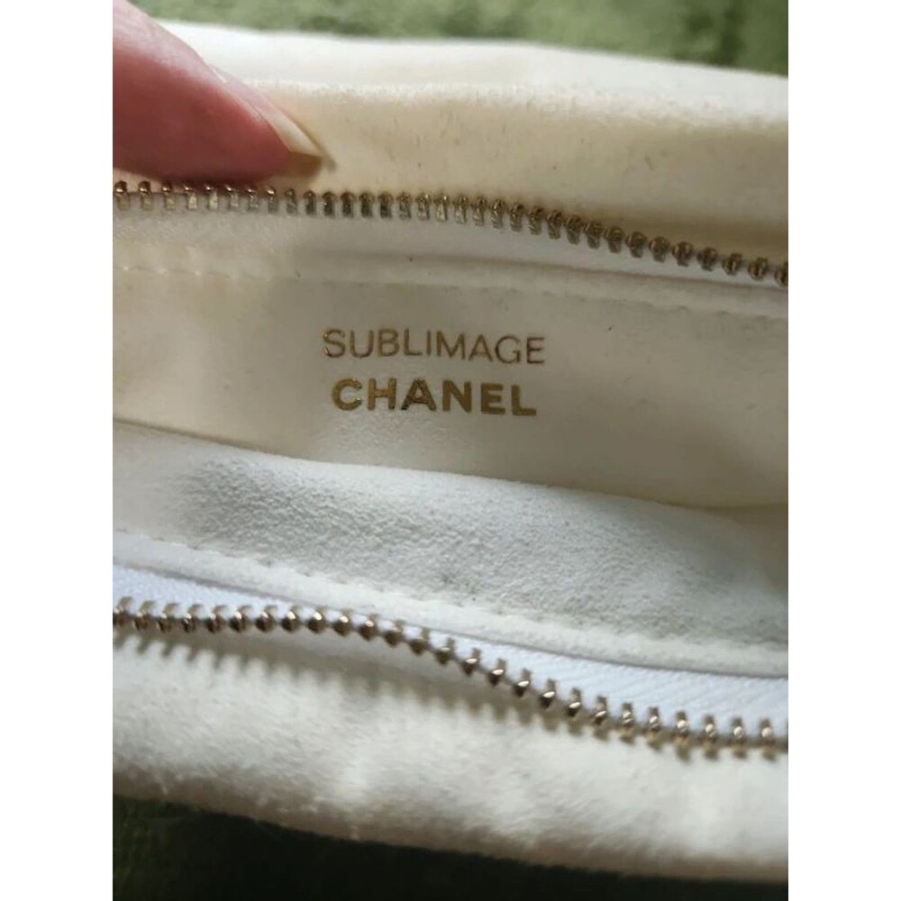 Cosmetic VIP Bag vintage-style CHaNEL Gold floral embroidery, cushy creamywhite
